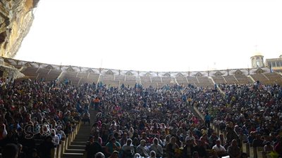 الأقباط يحتفلون بـ أحد الشعانين في دير الأنبا سمعان الخراز (صور)
