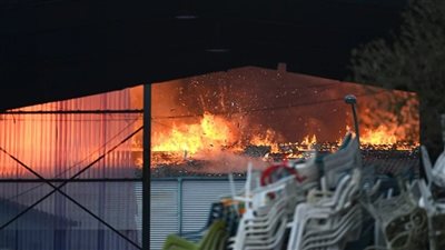 لحظة نشوب حريق في مخزن مواد كيميائية بألمانيا (فيديو)  