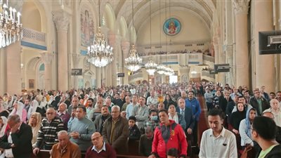 إقبال كبير على قداس السعف بالكنيسة المرقسية في الإسكندرية (صور)