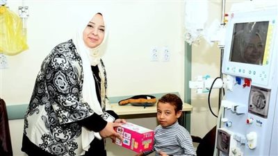 مديرة أطفال عين شمس تهدي نزلاء المستشفى فوانيس رمضان