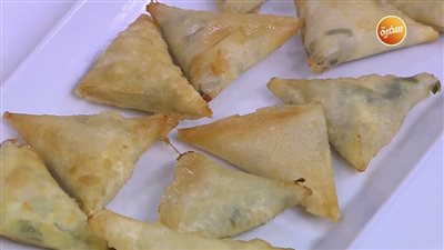 طريقة عمل مثلثات الجلاش بالسبانخ والجبنة مقبلات لذيذة على الإفطار (فيديو)