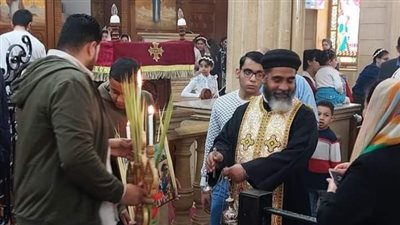 أقباط الدقهلية يحتفلون بأحد الشعانين حاملين قلوب النخيل (صور)