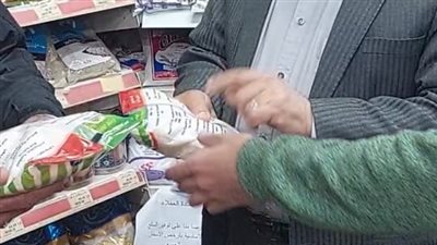 ضبط 2750 عبوة ألبان وشيبسي وباتيه فاسدة داخل ماركت في طنطا (صور)