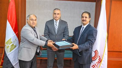 محافظ سوهاج يتسلم 800 كوبون بقيمة 200 ألف جنيه لتوزيعها على الأسر 