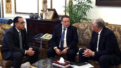 رئيس الوزراء يتابع موقف توفير احتياجات السوق المحلية من الأعلاف والذرة الصفراء وفول الصويا