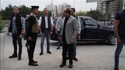 الرئيس السيسي يتناول وجبة الإفطار مع ضباط وأفراد قسم شرطة مدينة نصر (صور) 