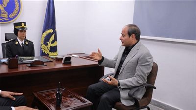 السيسي يتعرف على سير العمل وأحدث النظم الإلكترونية في قسم شرطة مدينة نصر