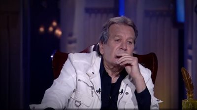 محمد مختار: خطبت بنت أصغر مني بـ25 سنة وبحبها بجنون (فيديو) 