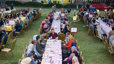 رئيس جامعة طنطا ينظم مائدة إفطار جماعي لـ 600 من العمالة المؤقتة