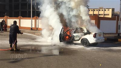 تفحم سيارة التهمتها النيران بالوراق 
