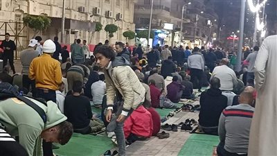 العشرات يؤدون صلاتي العشاء والتراويح أمام كنيسة القديسين بالإسكندرية (صور)