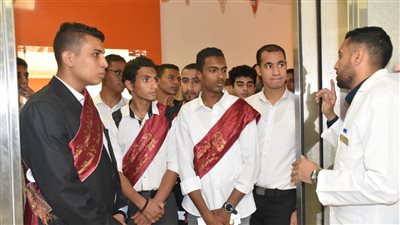  طلاب جامعة الأقصر يزورون مستشفى العديسات التخصصي