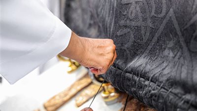 لحظة تطييب وصيانة كسوة الكعبة قبل العشر الأواخر من رمضان (صور)