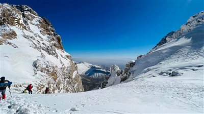  مصور يسقط من الجبل أثناء تسجيل برنامج تلفزيوني