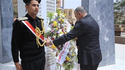 محافظ سوهاج يضع إكليل الزهور على النصب التذكاري احتفالا بالعيد القومى (صور)