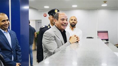 السيسي لمواطن بقسم مدينة نصر: جاي تعمل محضر ليه؟