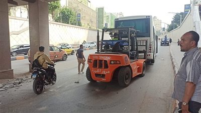 رفع آثار حادث أتوبيس اصطدم بعمود مترو الأنفاق في العمرانية (صور)