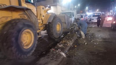 رفع 11 طن قمامة بمحيط المساجد والكنائس بالكوم الأحمر في الجيزة ( صور )