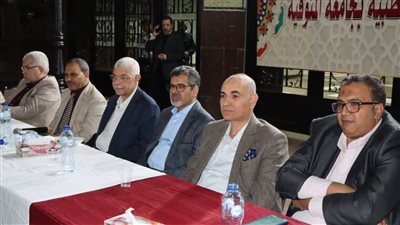 رئيس جامعة المنوفية يتناول طعام الإفطار مع الأطقم الطبية