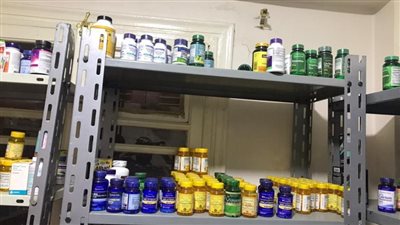 ضبط شخصين بالقاهرة لتصنيعهما أدوية مغشوشة والترويج لها على مواقع التواصل