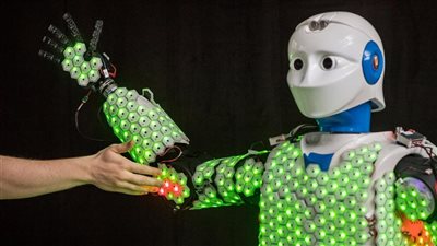 علماء يطورون جلدًا صناعيًا للروبوتات كي تتلمس في الظلام