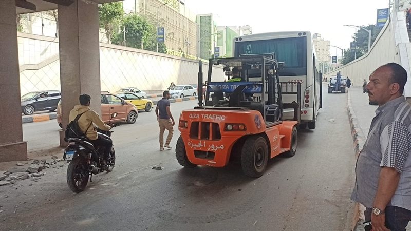 اصطدام أتوبيس بعمود