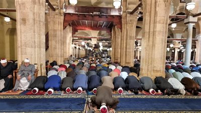  آلاف المصلين يؤدون صلاتي العشاء والتراويح بأربع روايات في الجامع الأزهر 
