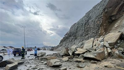 انهيار صخري يضرب السيارات وسط السيول في عمان (فيديو)