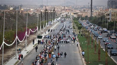 لحظة الإفطار على أطول مائدة إفطار بالشيخ زايد (فيديو)