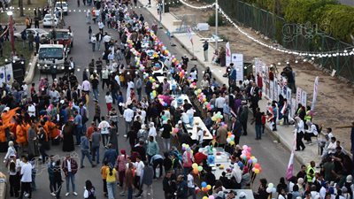 إنشاد ديني وفقرات ترفيهية .. الشيخ زايد تشهد أطول مائدة إفطار ( فيديو وصور)
