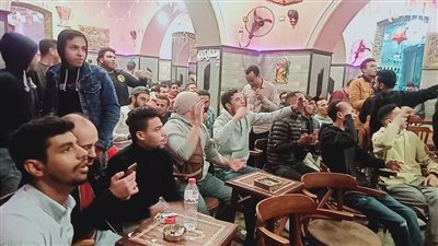 جماهير الأهلي بالإسكندرية تحتفل في المقاهي بالفوز بكأس مصر 
