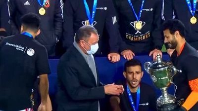 الخطيب يظهر بالكمامة خلال احتفالات الأهلي بكأس مصر (فيديو وصور)