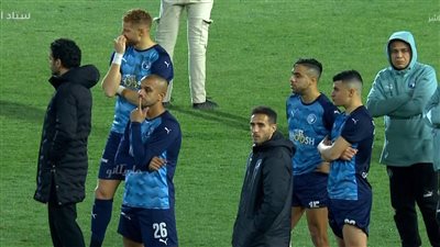 ممر شرفي من لاعبي الأهلي لفريق بيراميدز خلال تسلم الميداليات 