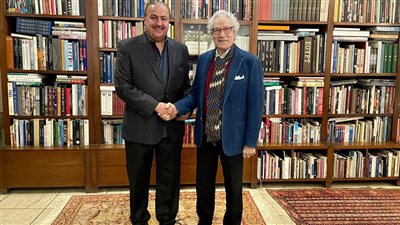 فاروق حسني يستقبل رئيس المجلس الوطني للفنون بالبحرين