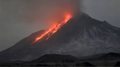مشهد مرعب، لحظة ثورة بركان بشرق روسيا وعمود رماد بارتفاع 15  كيلو يهدد الطيران 