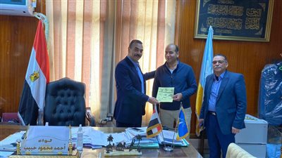 محافظة الإسكندرية: تسليم 5 مواطنين رخص المحال الخاصة بهم بنطاق حي شرق