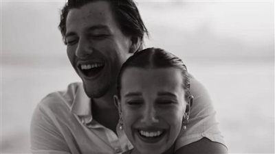 خطوبة ميلي بوبي براون في سن التاسعة عشر