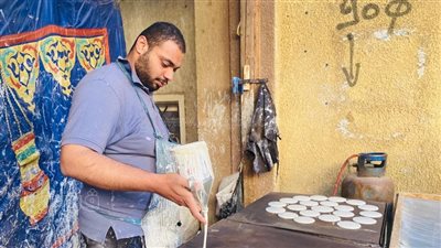 حكاية علي مصطفى.. بائع قطائف ولاعب كرة يد بالدوري الممتاز في المنيا