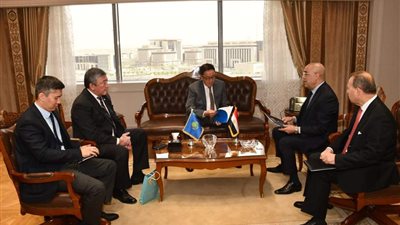 وزير الإسكان يلتقى سفير جمهورية كازاخستان لعرض التجربة العمرانية المصرية