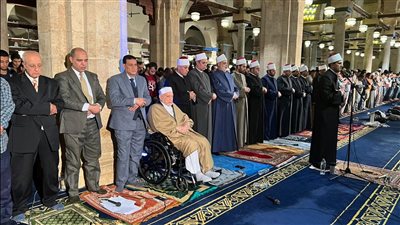 آلاف المصلين يؤدون التراويح بالجامع الأزهر في «الوترية الأولى» من العشر الأواخر 
