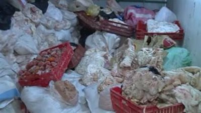 ضبط 8 أطنان من السلع الغذائية بشارع الجامع في حي شمال الجيزة