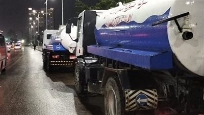 انتشار سيارات الصرف الصحي في شوارع وميادين الإسكندرية للتعامل مع مياه الأمطار 