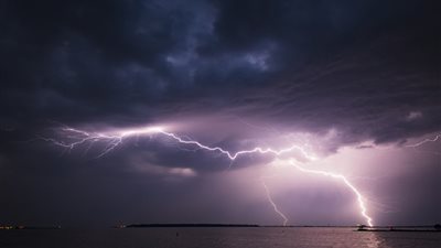 أمطار ورعد وبرق.. تحذير من طقس الخميس (إنفوجراف)