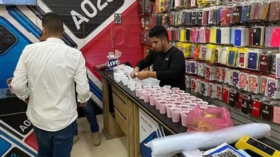 شباب الاسكندرية يوزعون الشربات احتفالا ببراءة جعفر العمدة (صور)