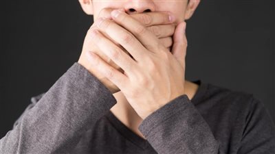 أسباب رائحة الفم الكريهة من المعدة وطرق علاجها بالمنزل