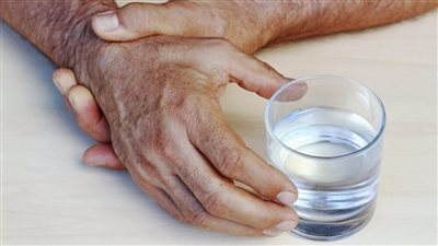 في اليوم العالمي للباركنسون.. كيف نسيطر على أعراض الشلل الرعاش؟