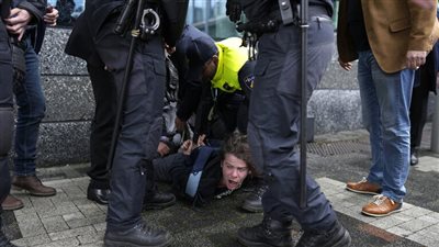 حراس ماكرون يتدخلون لإنقاذه من بطش معارضيه في آخر لحظة (فيديو)