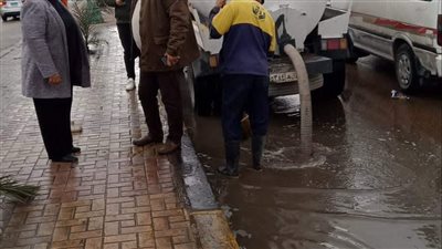 رفع تجمعات مياه الأمطار بحي العجمي في الإسكندرية (صور) 