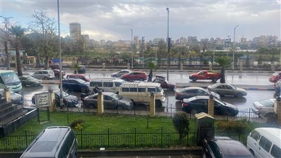 تكدس مروري في شارع البحر الأعظم بسبب الأمطار (فيديو وصور)