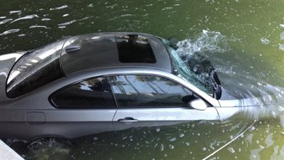 امرأة على قيد الحياة بعد قضاء يومين في سيارة تحت الماء